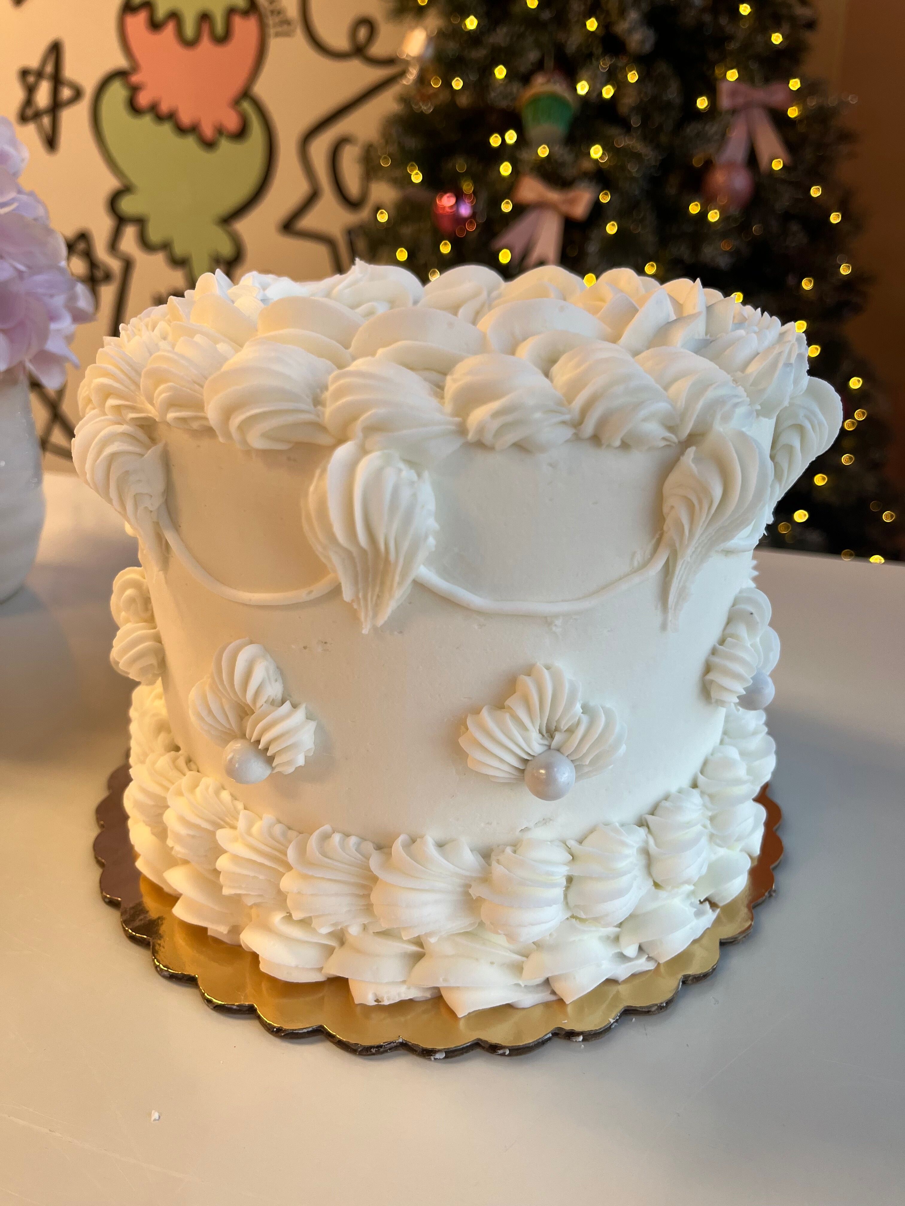 White wedding vintage cake | Vintage birthday cakes, Wedding cake designs, Cake  design